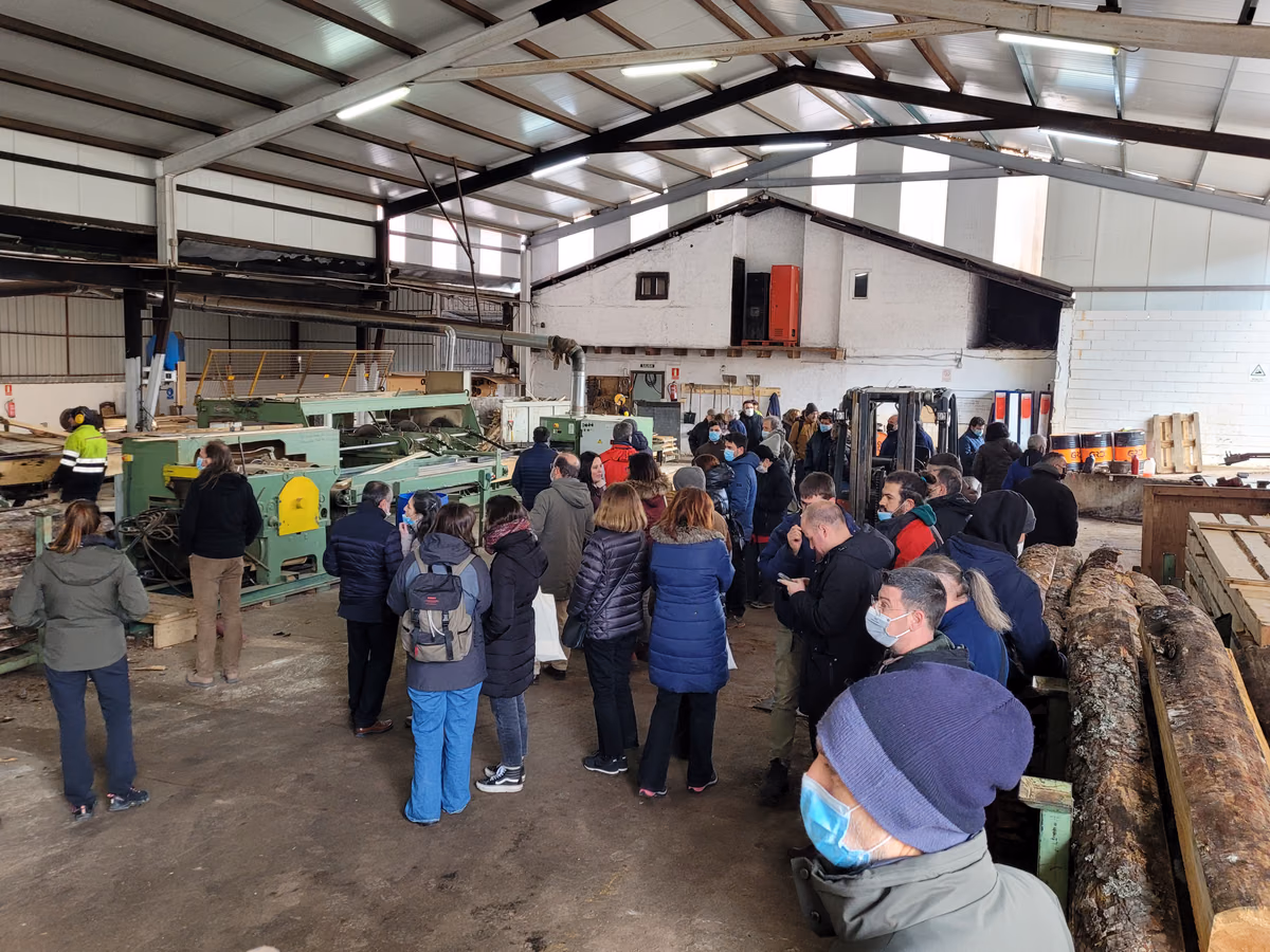 Jornada formativa con asistentes en una instalación agroforestal