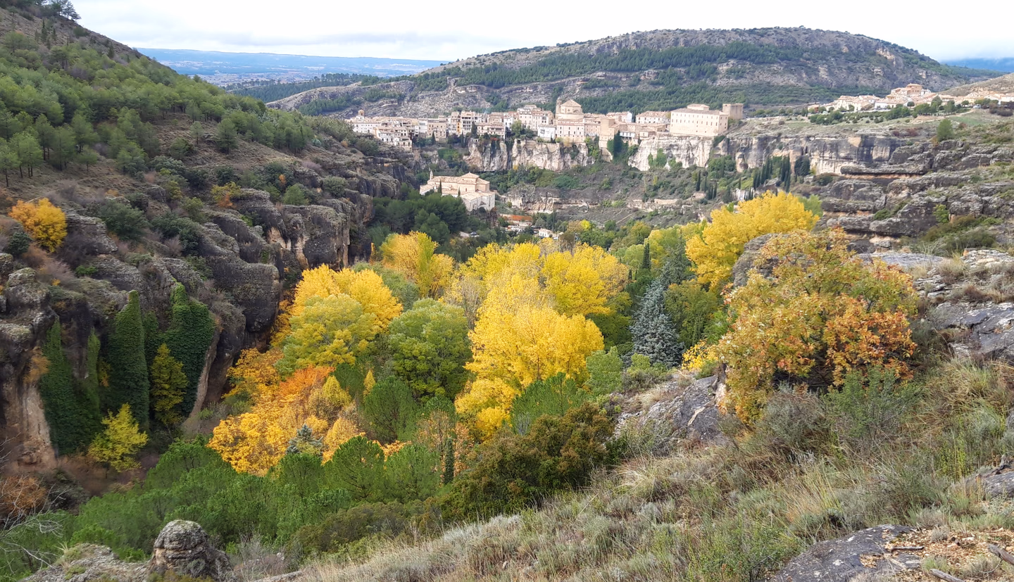 Vista de Cuenca entre hoces, pinares y arbolado con colores de otoño